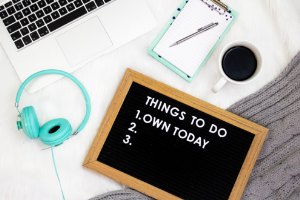 How To Stay Motivated With Your Side Gig | Frugal Fun Mom. Are you frustrated and ready to give up your side gig, wondering if you will ever make extra money? Here are 5 ways to stay motivated with your side gig!